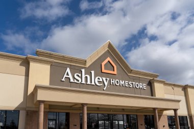 Pearland, Teksas, ABD - 16 Şubat 2022: Pearland, Teksas 'ta bir Ashley Home mağazası. Ashley, Ashley Mobilya Ürünleri satan bir Amerikan mobilya mağaza zinciri..