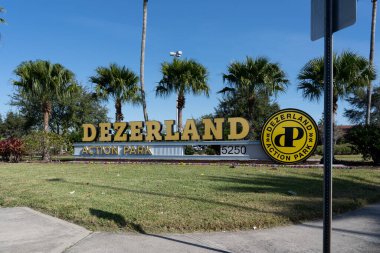 Orlando, FL, ABD - 6 Ocak 2022: Orlando, FL, ABD girişindeki Dethe Park tabelası. Dethe Park Orlando, Florida 'nın en büyük kapalı mekan eğlencesi..