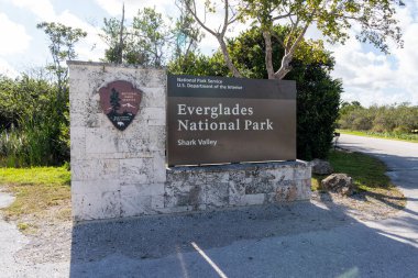 Everglades Ulusal Parkı tabelası Florida, ABD 'de gösteriliyor. Everglades Ulusal Parkı 1,5 milyon dönümlük bir arazidir..