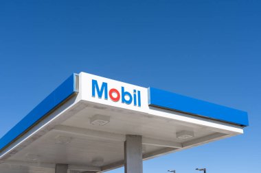 Orlando, Fl, USA - 3 Ocak 2022: Orlando, Fl, ABD 'de bir Mobil benzin istasyonu gösterilmektedir. Mobil Corporation, ExxonMobil 'i oluşturmak için 1999 yılında Exxon ile birleşen bir Amerikan petrol şirketidir..