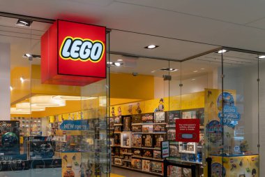 Houston, Teksas, ABD - 25 Şubat 2022: Bir alışveriş merkezinde lego dükkanı. Lego, Danimarka merkezli The Lego Group tarafından üretilen bir plastik inşaat oyuncağı serisidir..