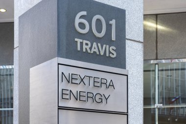 Houston, Teksas, ABD - 27 Şubat 2022: NextEra Enerji tabelası Houston, Teksas, ABD 'deki ofis binasında görüldü. NextEra Energy, Inc. bir Amerikan enerji şirketidir. Sadece editör kullanımı.