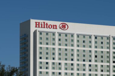 Orlando, Fl, ABD - 6 Ocak 2022: Orlando, Fl, ABD 'deki binada Hilton tabelası. Hilton Worldwide Holding Inc., çok uluslu bir Amerikan konukseverlik şirketidir..