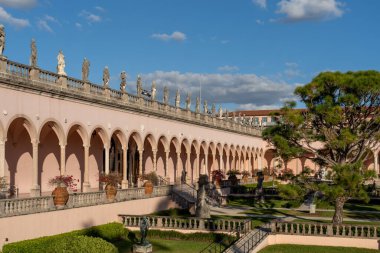 Sarasota, Florida, ABD - 11 Ocak 2022: Sarasota, Florida, ABD 'deki Ringling Sanat Avlusu Müzesi. Ringling, Florida Eyalet Sanat Müzesi 'dir..