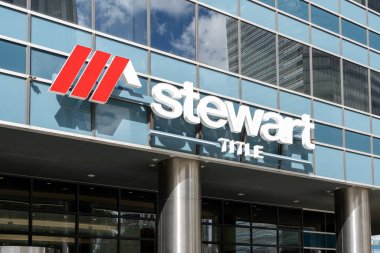 Houston, Teksas, ABD - 15 Şubat 2022: Stewart Unvanı amblemi kapanışı Houston, Teksas, ABD 'deki merkezlerinde imzalandı. Stewart Title bir Amerikan Sigorta şirketi..