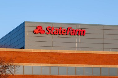 Bloomington, Illinois, ABD - 26 Mart 2022: Bloomington, Illinois, ABD 'de State Farm tabelası. Devlet Çiftlik Sigortası büyük bir sigorta şirketidir..