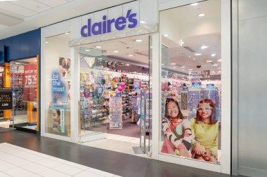 Houston, Teksas, ABD - 25 Şubat 2022: Claire 'in mağazası bir alışveriş merkezinde. Claire, Amerikalı bir aksesuar, mücevher ve oyuncak satıcısı..