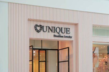 Orlando, Florida, ABD - 27 Ocak 2022: Orlando, Florida, ABD 'deki bir alışveriş merkezinde eşsiz Brezilya mücevher mağazası.