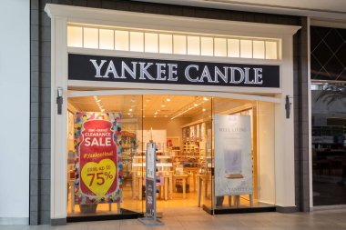 Orlando, Florida, ABD - 27 Ocak 2022: Orlando, Florida, ABD 'deki bir alışveriş merkezinde. Yankee Candle Company, Amerikan kokulu mum üreticisi ve perakendecisi..