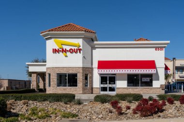 Irving, Teksas, ABD - 20 Mart 2022: In-N-Out Burger restoranı tabelası Irving, Teksas, ABD 'de. In-N-Out Burger, Amerika Birleşik Devletleri 'nin yerel fast food restoranları zinciri..