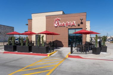 Pearland, Teksas, ABD - 1 Mart 2022: Pearland, Teksas, ABD 'de bir Chick-fil-A restoranı. Chick-fil-A, Amerika 'nın en büyük fast food restoran zincirlerinden biridir..