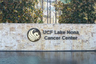 Orlando, Florida, ABD - 29 Ocak 2022: UCF Lake Nona Kanser Merkezleri tabela Orlando, Florida, ABD. Kanser Merkezi kanser araştırmacıları, klinik deneyler ve hastalar için tedavileri barındırır..