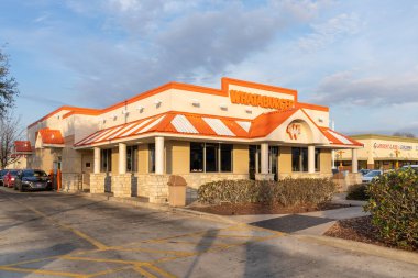 New Orleans, Louisiana, ABD... 12 Şubat 2022, New Orleans 'ta Whataburger restoranı. Whataburger, Amerika 'nın yerel fast food restoran zinciri..