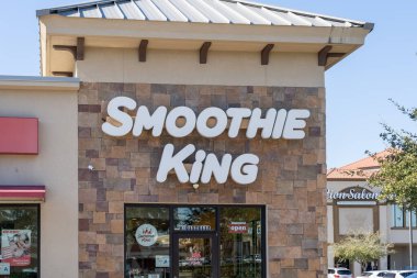 Pearland, Teksas, ABD - 1 Mart 2022: Pearland, Teksas, ABD 'de bir Smoothie King mağazası. Smoothie King Franchises, ABD 'li bir smoothie şirketidir..