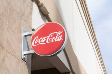 Orlando, Florida, USA- 21 Ocak 2022: Coca-Cola tabelası Orlando, Florida 'da görüldü. Coca-Cola Şirketi çok uluslu bir içecek şirketidir..