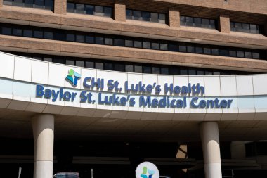 Houston, TX, ABD - 9 Mart 2022: Houston 'daki CHI St. Luke Sağlık Baylor Tıp Merkezi' nin girişi, CHI St. Luke Sağlık Merkezi 'nin ortaklaşa sahip olduğu Baylor Tıp Koleji' nin özel hastanesi.
