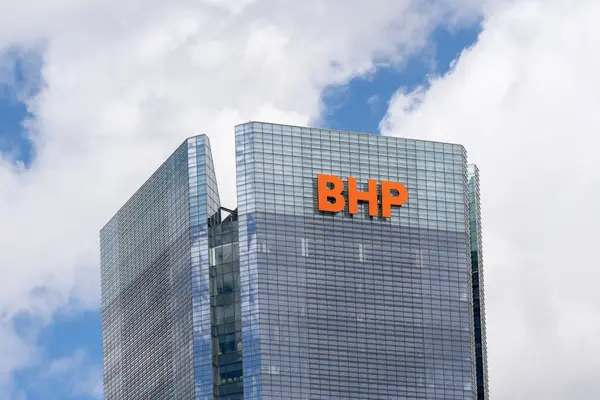 Houston, Teksas, ABD - 15 Şubat 2022: Houston, Teksas, ABD 'deki BHP ofis binası. BHP, Avustralyalı bir maden şirketi olan BHP Group Limited ve BHP Group plc 'in ticaret kuruluşudur..