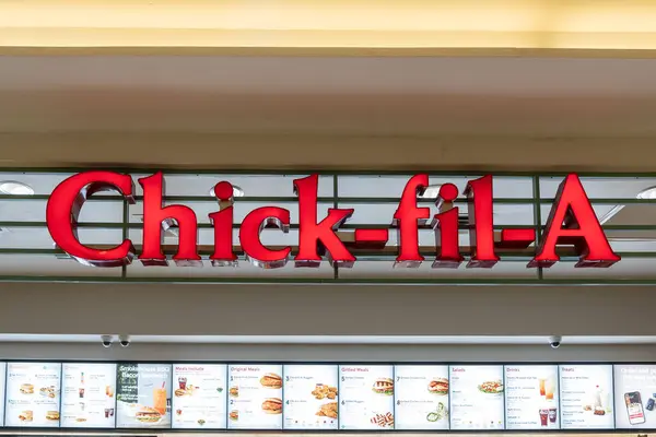 Houston, Teksas, ABD - 25 Şubat 2022: Chick-fil-A restoran tabelası bir alışveriş merkezinde görüldü. Chick-fil-A, Amerika 'nın en büyük fast food restoran zincirlerinden biridir..