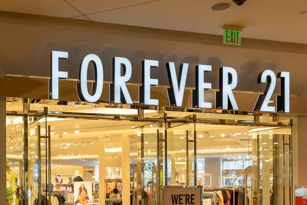 Houston, Teksas, ABD - 25 Şubat 2022: FOREVER 21 mağazası bir alışveriş merkezinde. FOREVER 21, Amerikalı hızlı moda perakendecisi..