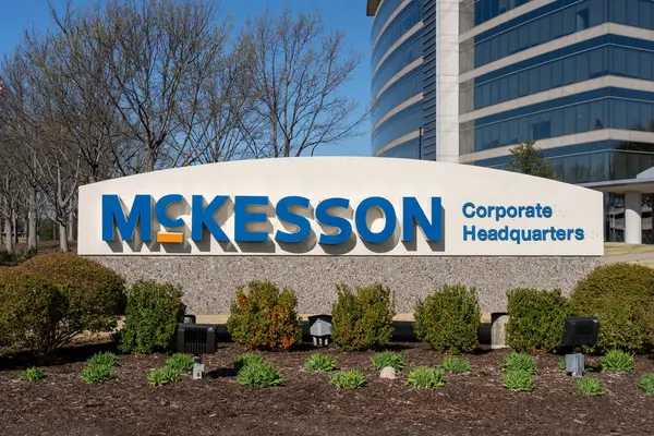 Irving, TX, ABD - 20 Mart 2022: McKesson merkezi Irving, TX, ABD. McKesson, sağlık hizmetleri, tıbbi malzemeler ve ilaç dağıtan bir Amerikan şirketidir.