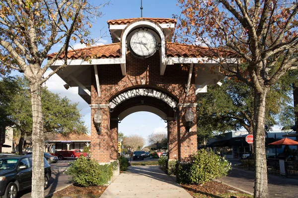Winter Garden, FL, ABD - 4 Şubat 2022 Kış Bahçesi 'ndeki saat kulesi ve pavyon. Winter Garden, FL, ABD. Winter Garden, Orlando şehir merkezinin 14 mil batısında bir şehirdir..