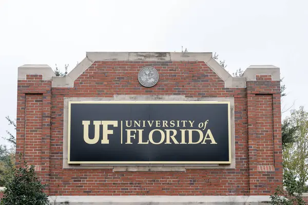 Orlando, Florida, ABD - 9 Şubat 2020: Orlando, Florida, ABD 'deki Nona Gölü Kampüsü' ndeki UF Akademik Merkezi İşareti. Central Florida Üniversitesi (UCF) bir devlet araştırma üniversitesidir..