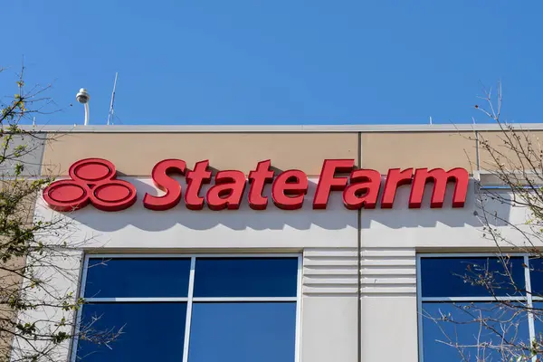 Irving, Teksas, ABD - 20 Mart 2022: Dallas, Teksas, ABD 'deki ofisindeki State Farm kapanış tabelası. Devlet Çiftlik Sigortası, ABD genelinde ortak sigorta şirketlerinin oluşturduğu büyük bir gruptur..