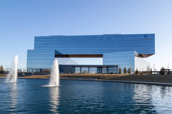 Schaumburg, Illinois, ABD - 27 Mart 2022: Schaumburg, Illinois, ABD 'deki Zürih Kuzey Amerika karargahı. Zürih Sigorta Grubu, İsviçreli bir sigorta şirketi..