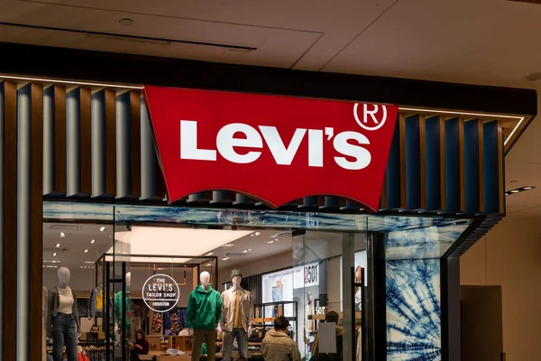 Houston, Teksas, ABD - 25 Şubat 2022: Levis mağaza tabelası bir alışveriş merkezinde. Levi Strauss and Co., Amerikalı bir giyim şirketi..
