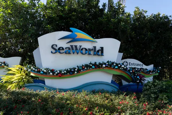 Orlando, Fl, ABD - 6 Ocak 2022: Orlando, Fl, ABD girişinde bir SeaWorld tabelası. SeaWorld Orlando bir tema parkı ve deniz zooloji parkı.. 