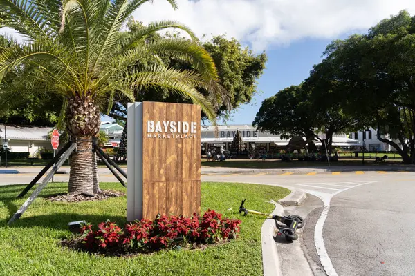 Miami, FI, ABD - 2 Ocak 2022: Bayside Marketplace, Miami, FI, ABD. Bayside Pazarı iki katlı açık hava alışveriş merkezi..