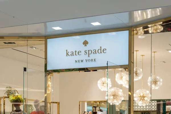 Houston, Teksas, ABD - 25 Şubat 2022: Kate Spade New York mağazası bir alışveriş merkezinde. Kate Spade New York bir Amerikan lüks moda evi.