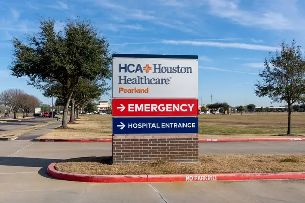 Pearland, Teksas, ABD - 14 Şubat 2022: Pearland, Teksas, ABD 'de bir HCA Houston Sağlık Hizmetleri tabela. HCA Houston Sağlık Hizmetleri bir sağlık hizmeti sağlayıcısıdır.