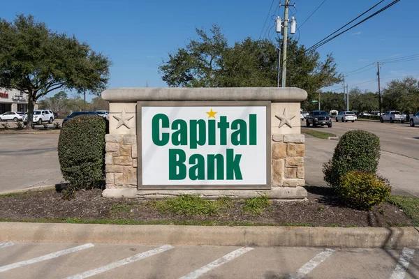 Pearland, TX, ABD - 10 Mart 2022: Merkez Bankası 'nın şubelerinden birine yakın. Capital Bank bir Amerikan tam hizmet bankasıdır..