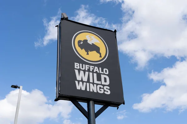 stock image Orlando, Fl, USA - January 5, 2022: A Buffalo Wild Wings restaurant pole sign with blue sky in background. Buffalo Wild Wings is an American casual dining restaurant and sports bar franchise.