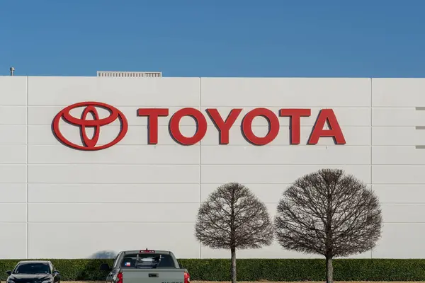 Bir binanın üzerindeki Toyota logosu