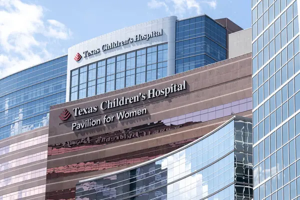 Houston, TX, ABD - 9 Mart 2022: Texas Çocuk Hastanesi ve Houston 'daki Kadınlar için Pavilion. Teksas Çocuk Hastanesi, Amerikan akut bakım ve çocuk hastanesidir..