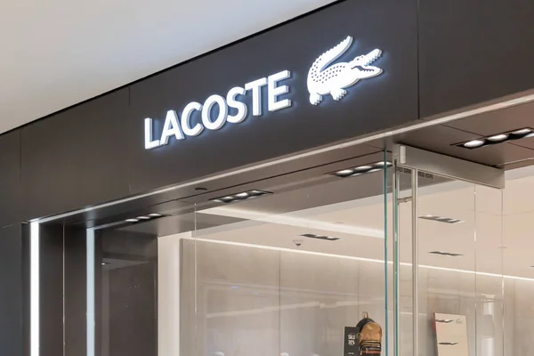美国德克萨斯州休斯顿 2022年2月25日 一家购物中心的拉科斯特商店 Lacoste 是一家销售服装 运动服 皮革制品 毛巾和手表的法国公司 — 图库照片