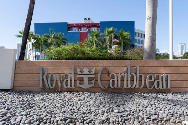 Miami, FI, ABD - 2 Ocak 2022: Royal Caribbean Group logosu Miami, ABD 'deki merkezlerinde kapatılıyor. Royal Caribbean Group, Amerika Birleşik Devletleri 'nde kurulmuş küresel bir gemi şirketi..