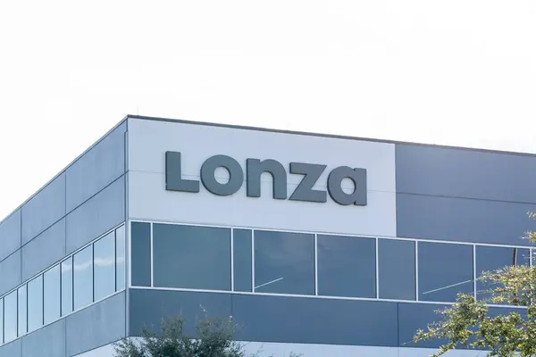 美国得克萨斯州皮尔兰市 2022年2月14日 Lonzas在其位于得克萨斯州皮尔兰市的制造工厂的建筑上签名 Lonza集团是一家瑞士跨国化学品和生物技术公司 — 图库照片