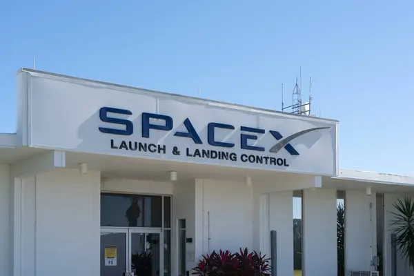 Cape Canaveral, Fl, ABD - 15 Ocak 2022: Cape Canaveral, ABD 'deki SpaceX Fırlatma ve İniş Kontrol Merkezi. SpaceX (Space Exploration Technologies Corp.), ABD 'li uzay aracı.