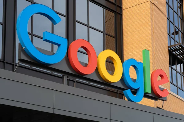 Detroit, Michigan, ABD - 26 Aralık 2021: Google logo işareti Detroit, Michigan, ABD 'de bulunan ABD' li çok uluslu teknoloji şirketidir..