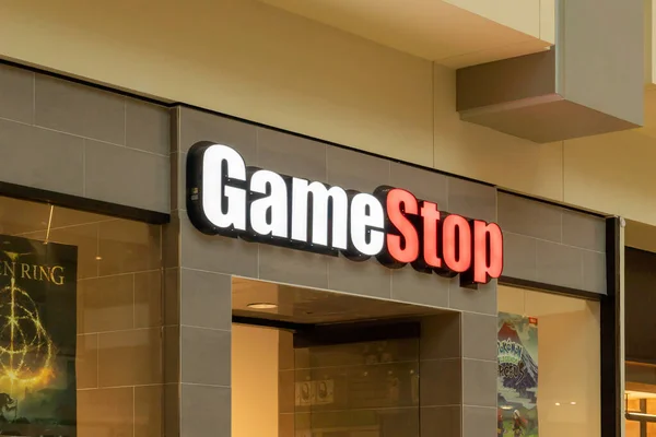 Houston, Teksas, ABD - 25 Şubat 2022: Bir alışveriş merkezinde GameStop mağaza tabelası. GameStop Şirketi. Amerikan video oyunu, tüketici elektroniği, oyun ve ürün perakendecisi..