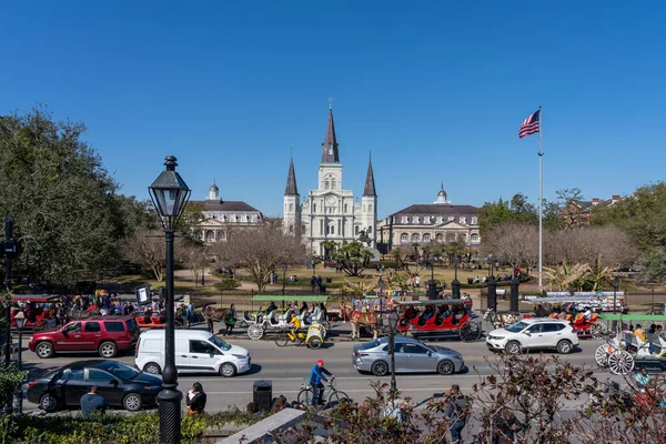 New Orleans, Louisiana, ABD - 12 Şubat 2022: New Orleans, Louisiana, ABD 'de Jackson Meydanı dışında sokak manzarası. Jackson Meydanı New Orleans 'ın Fransız Mahallesi' nde tarihi bir parktır..