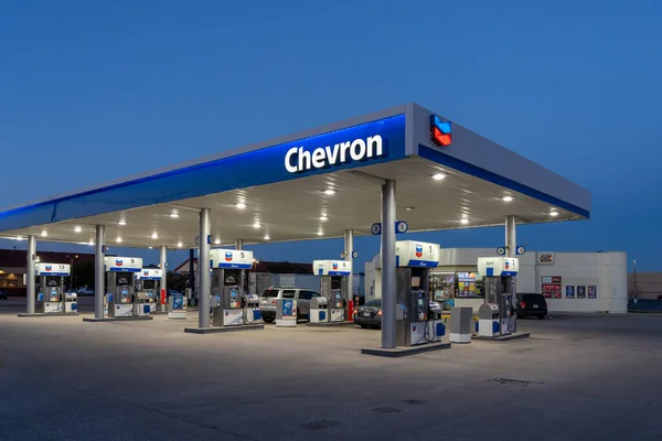Dallas Texas Usa Maart 2022 Nachtzicht Chevron Benzinestation Bord Chevron — Stockfoto