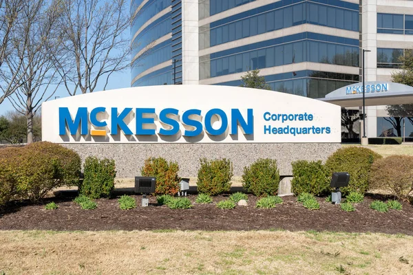 Irving, TX, ABD - 20 Mart 2022: McKesson merkezi Irving, TX, ABD. McKesson, sağlık hizmetleri, tıbbi malzemeler ve ilaç dağıtan bir Amerikan şirketidir.