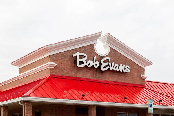 米国ミシガン州ランシング 2022年3月30日 エヴァンスのレストランがイーストランシング の建物にサイン Bob Evansレストランは レストランのアメリカのチェーンです — ストック写真