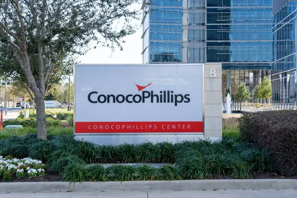 Houston, Teksas, ABD - 2 Mart 2022: ConocoPhillips Houston 'daki Dünya Merkezi' nde imza attı. ConocoPhillips Şirketi çok uluslu bir Amerikan şirketidir..