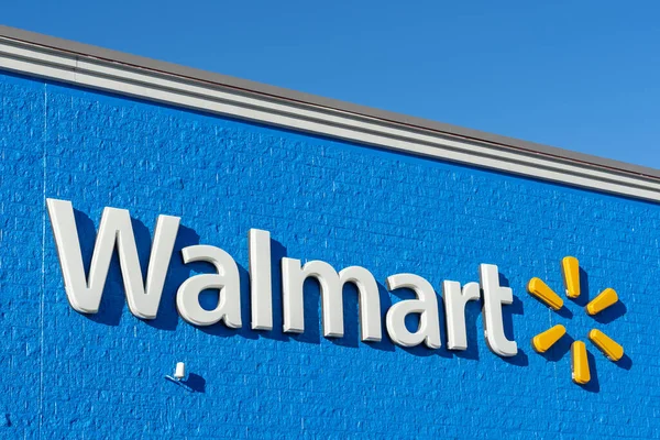 Pearland, Teksas, ABD - 14 Şubat 2022: Walmart mağaza tabelasının kapatılması. Walmart Inc., bir hipermarket zinciri işleten çok uluslu bir Amerikan perakende şirketi..