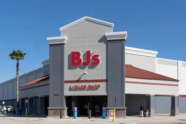 stock image Sarasota, Florida, USA - January 11, 2022: A BJ's liquor shop in Sarasota, Florida, USA. BJ's Wholesale Club Holdings is an American membership-only warehouse club chain.